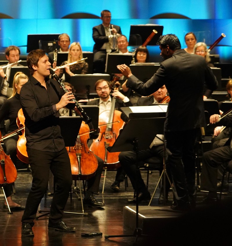 Der Klarinettist Sebastian Manz hatte als Solist im Klarinettenkonzert von Jean Françaix "seinen" Auftritt, denn er agierte gleichermaßen als souveräner Musiker und Entertainer.