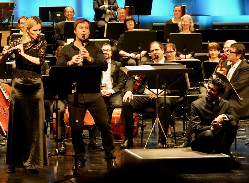 Gemeinsam mit der Flötistin Barbara Chemelli begab sich der quirlige Klarinettist im Bregenzer Festspielhaus mit einem Duett von Oliver Truan auf die Jagd. Alle im Saal hörten begeistert zu, auch der Dirigent Leslie Suganandarajah.