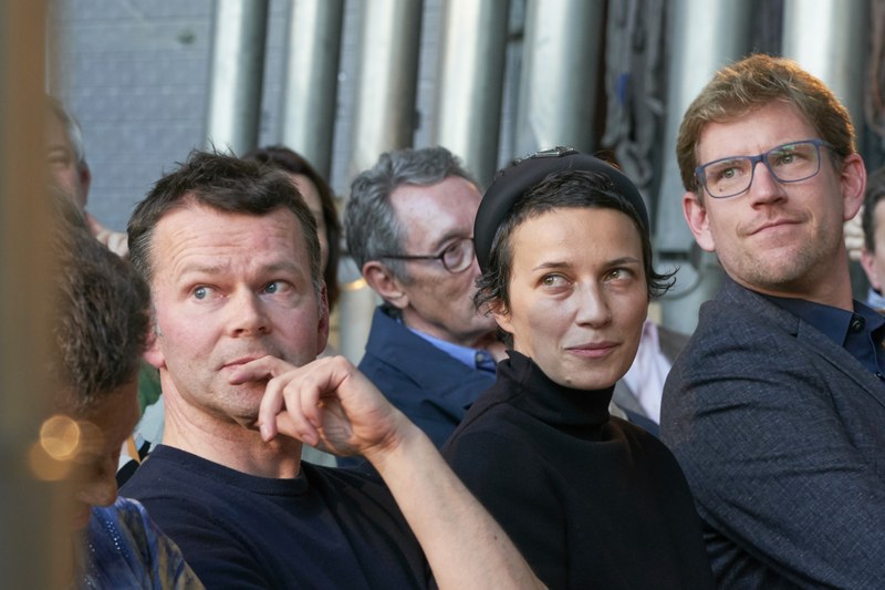 Der Komponist Alexander Moosbrugger, die bildende Künstlerin Flaka Haliti und der Regisseur Jan Eßinger wirken beim aktuellen Opernatelier und der Realisierung des Werkes "Wind" zusammen.