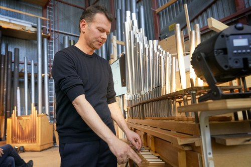 Einen anregenden Einblick in den Werdegang seines ersten Bühnenwerkes "Wind" bot Alexander Moosbrugger im Rahmen des Opernatelier in der Orgelbaufirma Rieger. (Fotos: Anja Köhler)