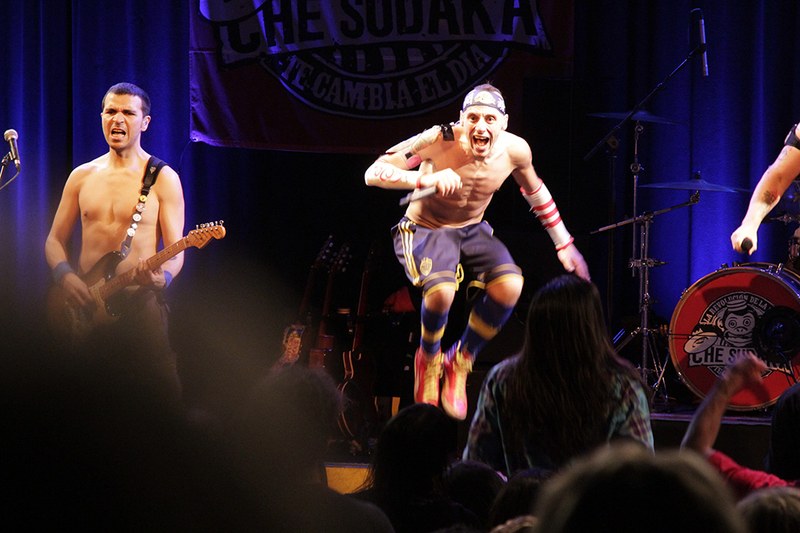 Che Sudaka geben bei ihren Live-Konzerten alles