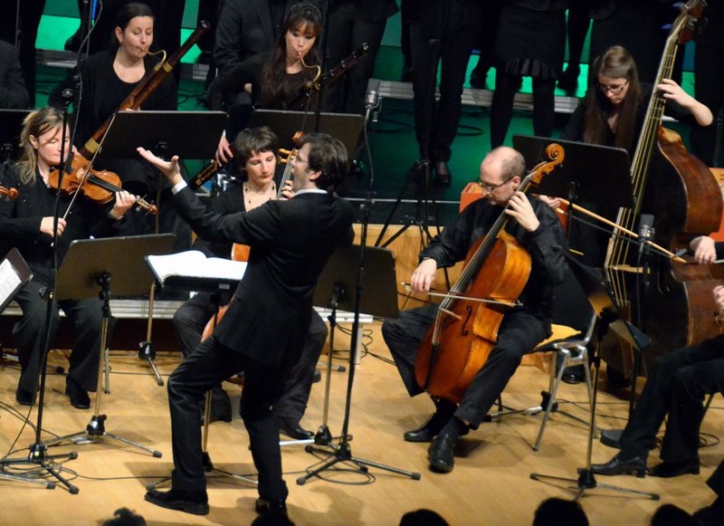 Markus Landerer leitete den Chor und das Orchester mit Leib und Seele.