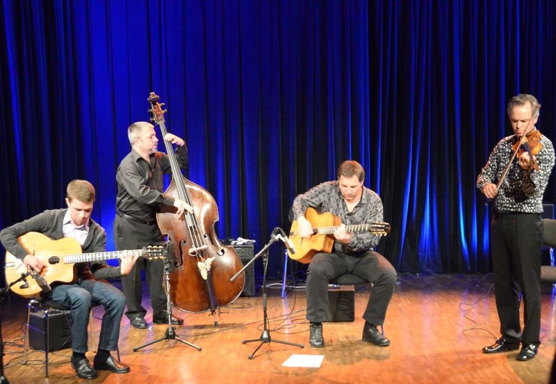 Diknu Schneeberger (Gitarre), Joschi Schneeberger (Kontrabass), Martin Spitzer (Gitarre) und Benjamin Schmid (Violine) verbreiteten gute Laune mit ihrer Musik.