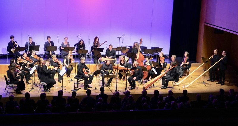 Eine ausgelassene Stimmung brachte das Concerto Stella Matutina in die Kulturbühne amBach mit einer seltenen Zusammenschau traditioneller Volksmusik und Werken von W.A. Mozart. Das Publikum ging begeistert mit.