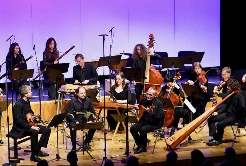 Unter anderem Drehleier (Stefan Straubinger), Dudelsack (Sepp Pichler), Citer (Wolfgang Praxmarer), hölzernes Glachter (Johannes Servi), Hackbrett (Barbara Singer) und Trumscheit (Thomas Platzgummer) erregten die Aufmerksamkeit und boten eine hervorragende Unterhaltung.