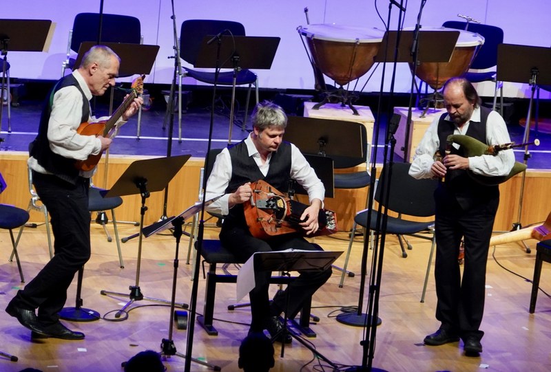 Wolfgang Praxmarer (Citer), Stefan Straubinger (Drehleier) und Sepp Pichler (Dudelsack) machten eine Musik, die wohl vielen Zuhörerinnen und Zuhörer in die Beine ging.