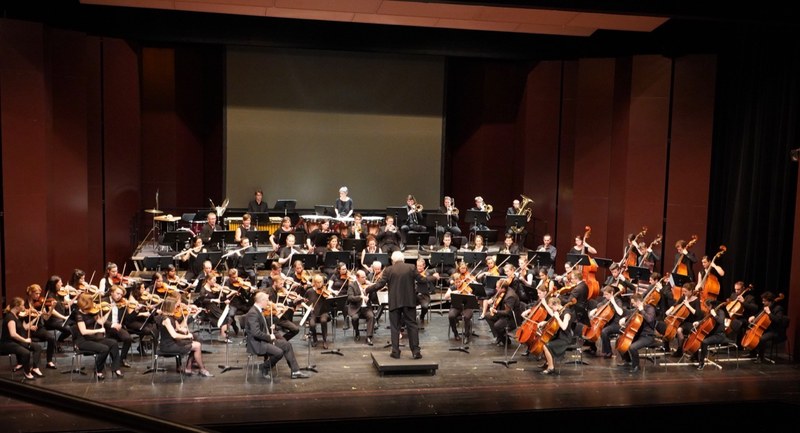Die Musikerinnen und Musiker des Collegium Instrumentale spielten mit überzeugender Emphase unter anderem auch die neunte Symphonie "Aus der neuen Welt" von Antonin Dvorak.