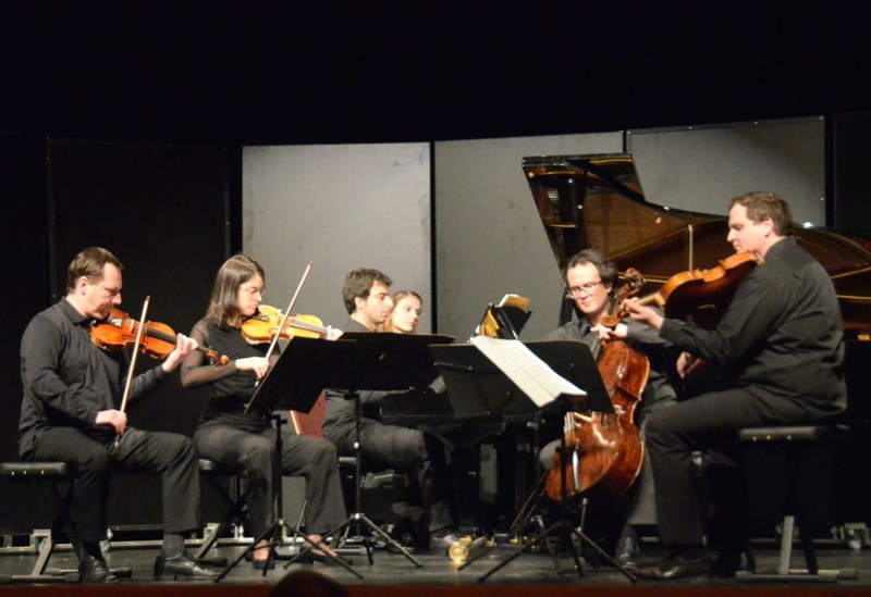 Das "Montfort Quartett" mit Klaus Nerdinger, Jelena Nerdinger, Guy Speyer und Emil Bekir - verstärkt durch Yunus Kaya am Klavier - eröffnete die neue Kammermusikreihe "Solis Musica" im Sonnenbergsaal in Nüziders. Auf die weitere Entwicklung des Streichquartetts darf man sich freuen.