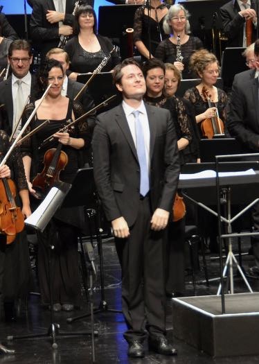 Der britische Dirigent Leo McFall wird als Nachfolger von Gérard Korsten das Symphonieorchester Vorarlberg in den nächsten Jahren als Chefdirigent künstlerisch leiten.