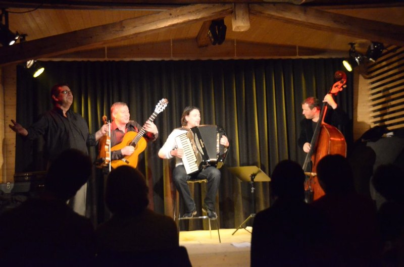 Die vier Musiker von „Amaro Drom" verströmten mit ihrer Spielfreude eine ausgelassene Stimmung im schönen Ambiente des bahnhofs Andelsbuch.