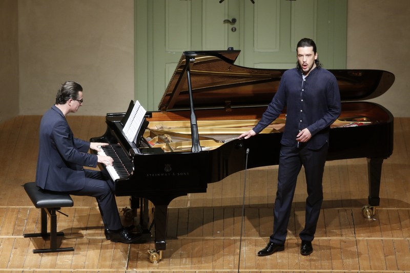 Der Bariton Andrè Schuen und Daniel Heide am Klavier boten eine mitreißende Interpretation der fünfzehn Romanzen „Die schöne Magelone" von Johannes Brahms. Für den jubelnden Applaus dankten die Künstler mit Schumanns „Du bist wie eine Blume" und „Guten Abend, gut' Nacht" von Johannes Brahms und brachten mit diesen beiden Liedern eine zusätzliche Facette feinsinniger musikalischer Liedkunst ein. (Foto: Schubertiade)