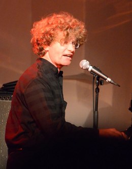 Martin Lindenthal begleitete sich am Klavier und am Keyboard.