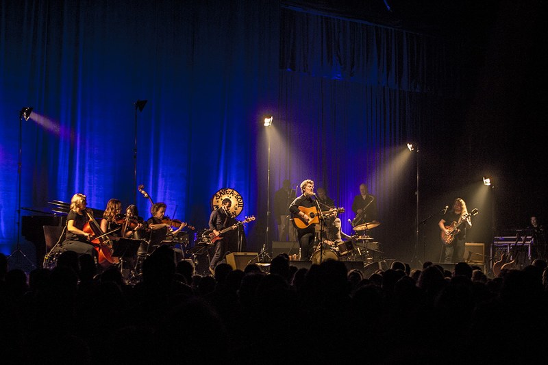 Die 10-köpfige Band verlieh den Singer/Songwriter-Liedern orchestralen Charakter