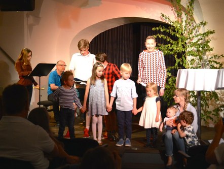 Michaela Kyllönen singt und spielt mit den jüngsten Kindern an der Musikschule Feldkirch und führt sie in die Welt der Musik ein