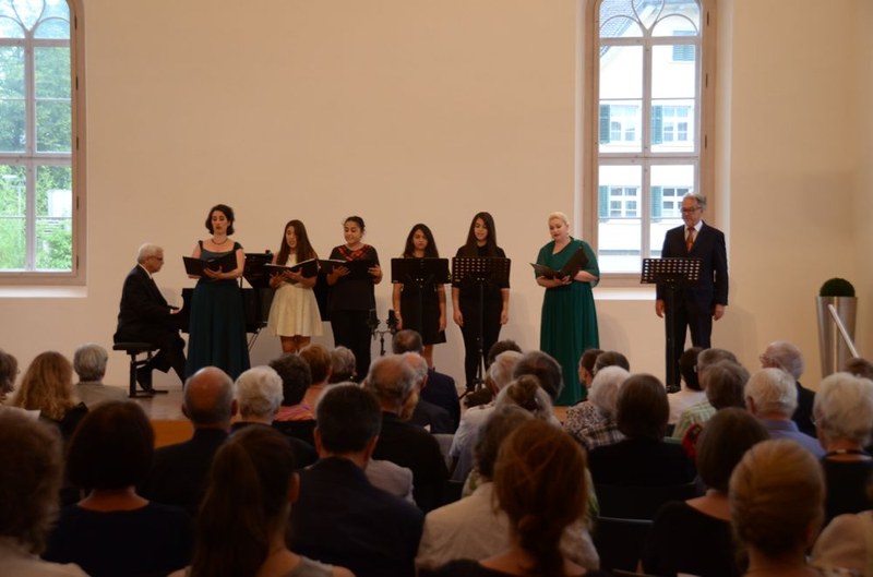 Der Pianist und musikalische Leiter Lorne Richstone, die Sopranistin Shira Karmon, Rita Tawil, Jamila Zaatreh, Hiba Awad und Sama Shafea aus Ost-Jerusalem, die Altistin Veronika Dünser und Karl Kronthaler (Einstudierung und Klavier) präsentierten im schönen Ambiente des Salomon-Sulzer Saales in Hohenems reizvolle Kompositionen von Salomon Sulzer, seinen Söhnen Julius und Joseph Sulzer, und setzten diese in Beziehung zu Liedern von Franz Schubert.