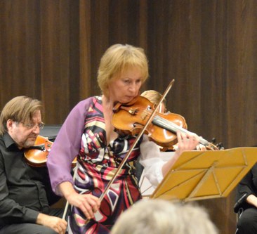 Elena Denisova präsentierte als Solistin zwei Violinkonzerte von Gabriele Proy und Alfred Huber.
