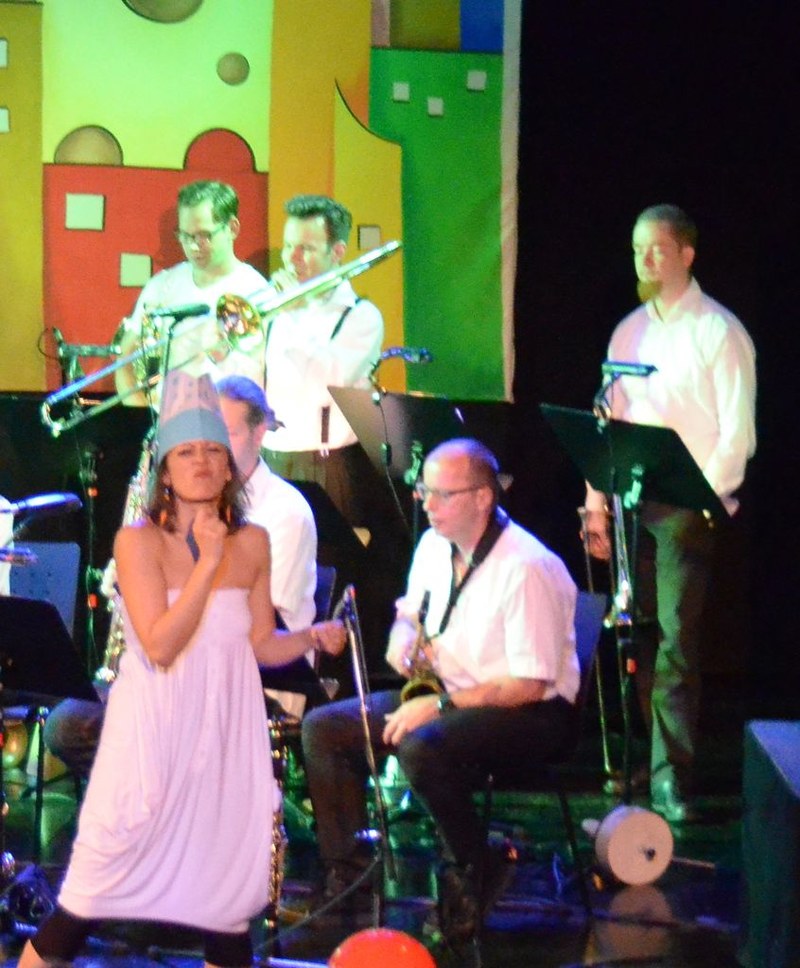 Luna Mondweiß kochte mit Zutaten aus dem Publikum und dem Jazzorchester eine Geräuschsuppe.