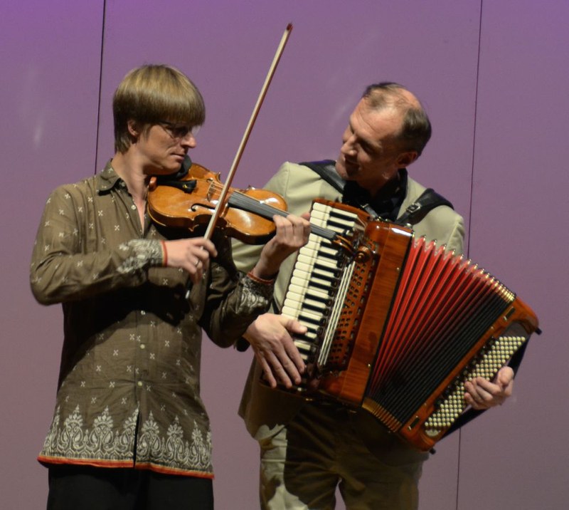 Ein unterhaltsamer musikalischer Austausch fand zwischen den Musikern statt.
