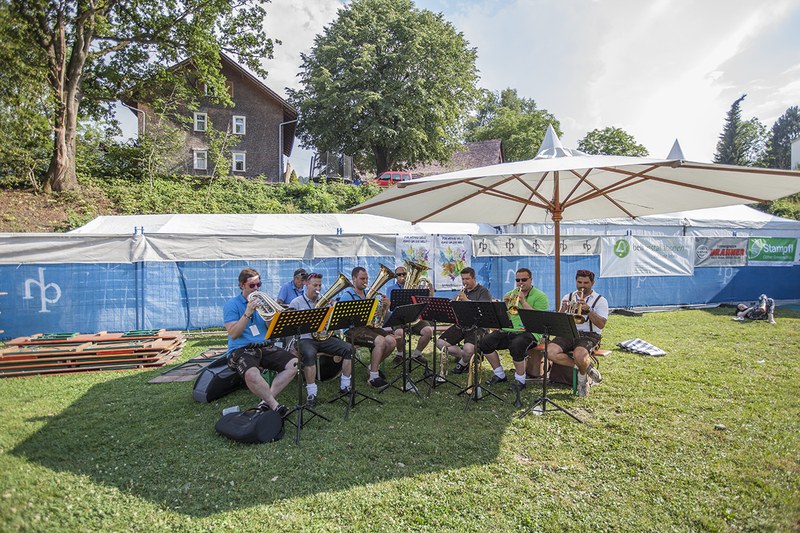 8er Blech eröffneten das Festival zünftig bei strahlendem Sonnenschein
