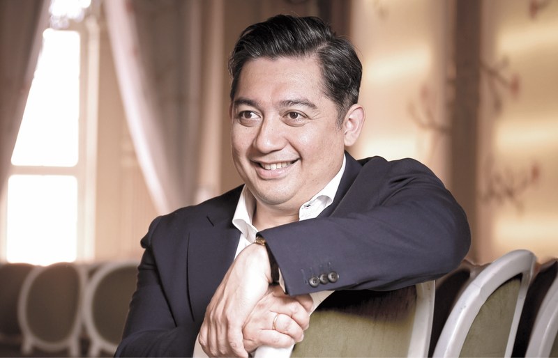 Adrian Prabava ist dem Publikum aus dem vergangenen Jahr noch in bester Erinnerung, als er beim Gemeinschaftskonzert mit dem Jazzorchester einsprang. Nun dirigiert er zum Saisonauftakt das Konzert „Happy Bernstein!“ (© Aiga Photography)