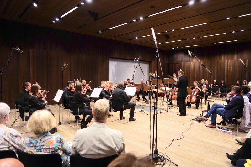 Der Wiener Concert-Verein spielte im vorarlberg museum unter der Leitung von Ziv Cojocaru in Streichorchesterbesetzung.