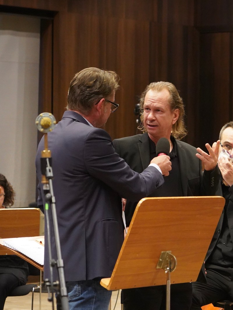 Manfred Welte führte mit den anwesenden Komponisten einführende Gespräche. Michael Floredo erläuterte seine Intentionen zum Werk "Warning to the rich".
