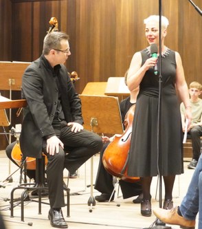 Das Konzert fand in Kooperation mit der Österreichischen Gesellschaft für zeitgenössische Musik statt. Die Präsidentin, Morgana Petrik, stellte unter anderem den Dirigenten Ziv Cojocaru vor.