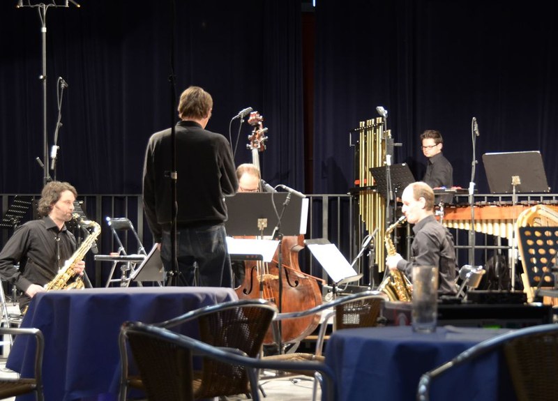 Die MusikerInnen des Ensemble Plus präsentierten mit großem Engagement unter anderem fünf Uraufführungen von Peter Engl, Michael Floredo, Gerald Futscher, Michael FP Huber und Christophe Looten.