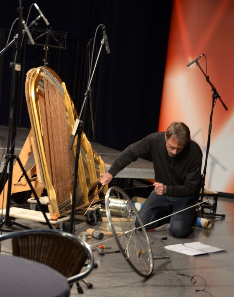 Im Rahmen der Langen Nacht der Neuen Musik wurde auch auf einem außergewöhnlichen Instrumentarium musiziert: Gerald Futscher am Flügeltorso.