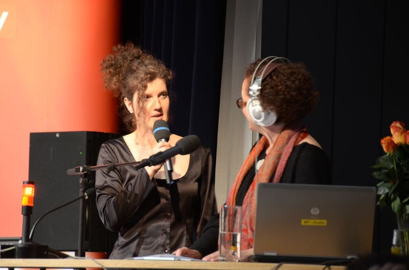 Gut vorbereitet und sympathisch führte die Moderatorin Bettina Waldner-Barnay zahlreiche Gespräche mit KomponistInnen und MusikerInnen.
