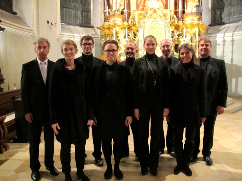 Vokalen Beistand erhielt Oberhammer (ganz links) zum dritten Mal in dieser Reihe vom achtköpfigen Ensemble Capella St. Nicolaus unter Domkapellmeister Benjamin Lack.