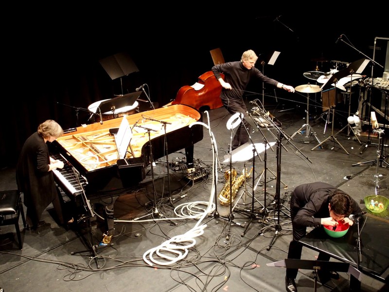Die Musiker hatten bei der Uraufführung der neuen Werke von Mauricio Pauly, Sivan Cohen Elias und Hannes Kirschbaumer allerhand zu tun.