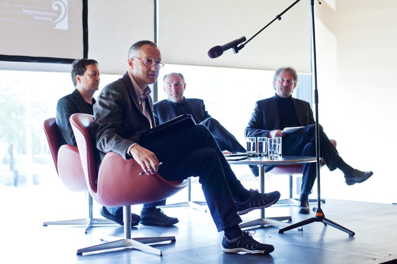 Sie lenken die Geschicke des SOV, v.l.n.r. Orchestervertreter Allen Smith, Präsident Eduard Konzett, Geschäftsführer Michael Löbl, Chefdirigent Gérard Korsten.