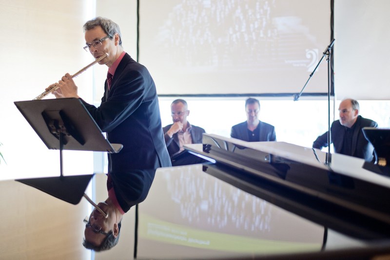 Eugen Bertel, Professor am Landeskonservatorium und Flötist der ersten Stunde im SOV, spielte live und ist Solist beim letzten Konzert der Saison (drei PK-Fotos © Markus Gmeiner).