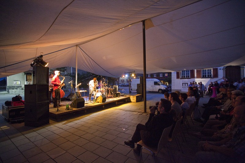 Die überdachten Bezau Beatz auf dem Dorfplatz von Bezau (alle Bilder von peteionian.com)
