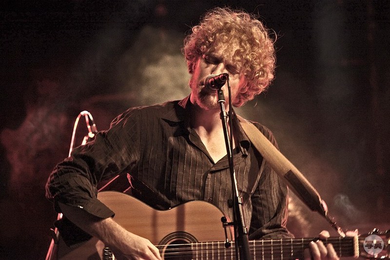 Jono McCleery: Im Studio experimentiert er mit elektronischen Klängen, live bleibt er der Akustikgitarre treu.