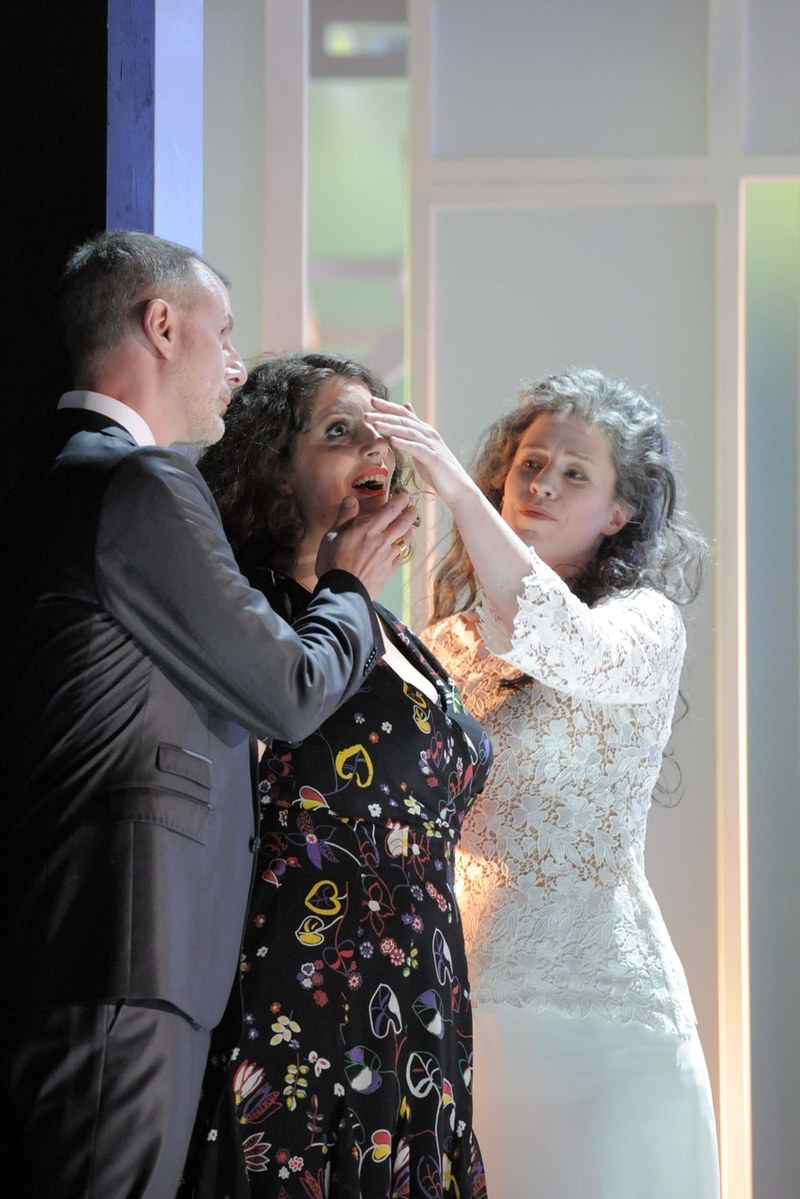 Die Eltern Werner und Natascha Albrecht tun ihrer Tochter Nadja in vielfacher Hinsicht Gewalt an. Hervorragend waren die sängerischen und darstellerischen Leistungen von Otto Katzameier, Sarah Wegener und Ruth Weber © Schwetzinger Festspiele