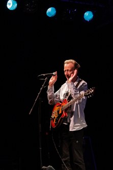 Was immer diese Geste Christy Dorans auch gerade bedeuten mag - für seine geniale Gitarrenarbeit braucht er sich jedenfalls nicht zu enschuldigen (alle Fotos: © Michael Fritz/Spielboden)