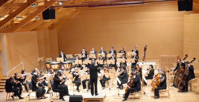 Gérard Korsten leitete die MusikerInnen mit prägnanten Gesten und forderte sie heraus