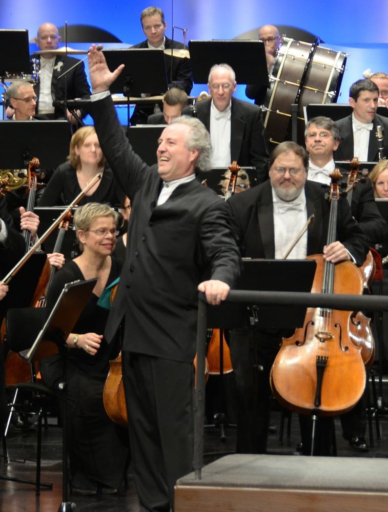 Manfred Honeck gastierte mit "seinem" Pittsburgh Symphony Orchestra bei den Meisterkonzerten im Bregenzer Festspielhaus. Im Anschluss an das inspirierende Konzerterlebnis wurde dem renommierten Dirigenten aus Altach der Titel des Ehren-Professors verliehen.