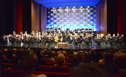 In großer Besetzung musizierte das Pittsburgh Symphony Orchestra und zeichnete sich vor allem durch seine präzise Klangkultur aus, die den Werkdeutung viel Profil verlieh.