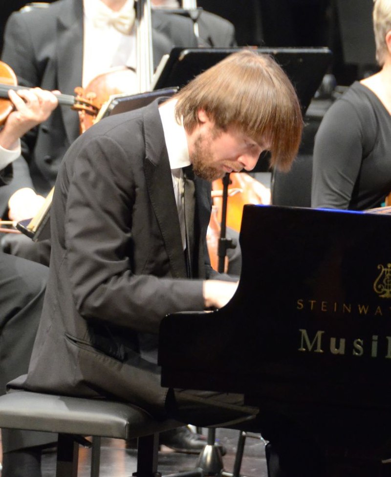 Daniil Trifonov interpretierte mit den Musikerinnen und Musikern des Pittsburgh Symphony Orchstra das zweite Klavierkonzerte von Sergeij Rachmaninov. Auch in Bregenz faszinierte der international gefeierte Pianist das Publikum.