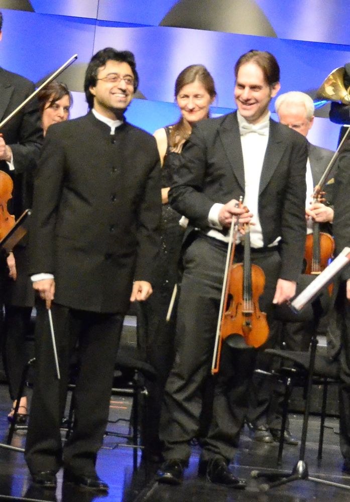 Über den Applaus freuten sich der sympathische Dirigent Ruben Gazarian und der Konzertmeister Zohar Lerner, der auch als Solist an der Seite von Sharon Kam musizierte.