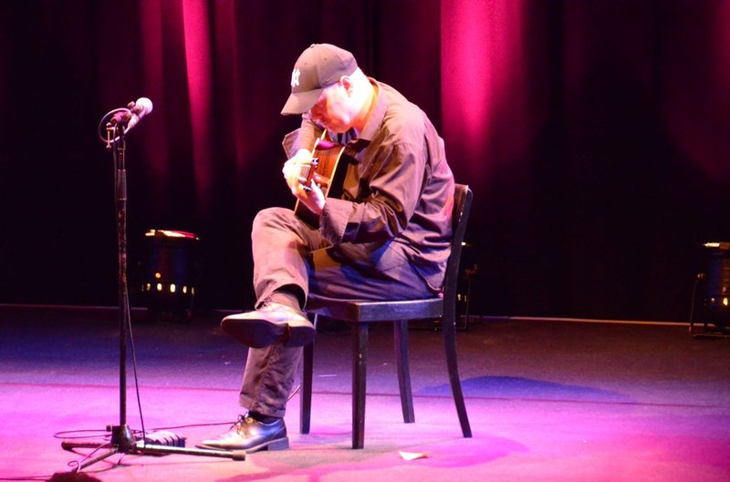 Ulf Wakenkius spielte die Gitarre einfallsreich, virtuos und mit plastischen Ausdrucksmitteln