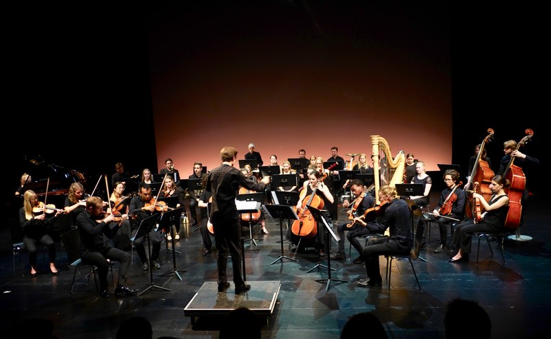 Die neu gegründete "Camerata Musica Reno" mit Tobias Grabher am Dirigentenpult beeindruckte mit einer musikalisch und thematisch dichten Konzert-Lesung im Theater Kosmos.
