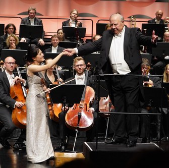 Neeme Järvi ist seit Jahrzehnten mit dem Orchester verbunden. Seine kraftvolle Ausstrahlung und das große gegenseitige Einverständnis waren beim Meisterkonzert erlebbar.