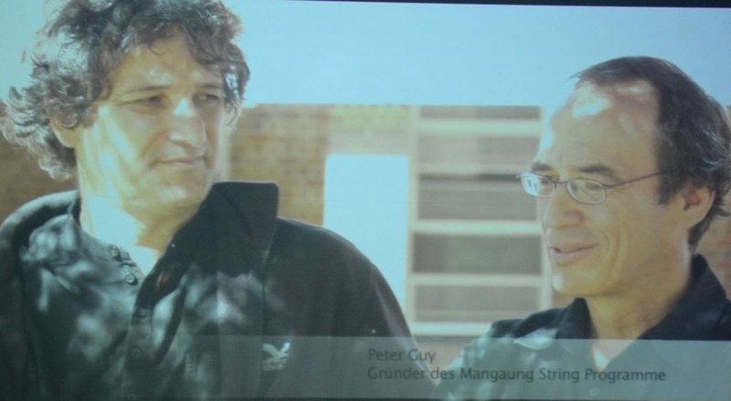 Hansjörg Kapeller drehte einen Dokumentarfilm über das "Mangaung String Programm". Der Initiator Peter Guy im Gespräch mit Klaus Christa.