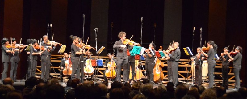 Klaus Christa, Bratschist und Professor am Landeskonservatorium, unterstützt und fördert die jungen MusikerInnen mit bewundernswerter Kraft.