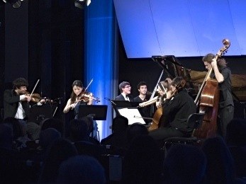 Gemeinsam mit Marin Maras, Ting-Ru Lai, Ganna Lysenko, Andrei Ionita und Jura Herceg interpretierte Aaron Pilsan das energiegeladene Klaviersextett, op. 110 von Felix Mendelssohn-Bartholdy.