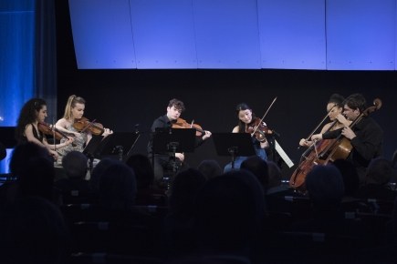 Im zweiten Teil des erfrischenden Kammerkonzertes im Bernard Simon Saal des Grand Resort Bad Ragaz musizierten Chouchane Siranossian und Sara Domjanic (Violine), Timothy Ridout und Ting-Ru Lai (Viola) sowie Andrei Ionita und Marie Spaemann (Violoncello) das berühmte Streichsextett, op. 36 von Johannes Brahms. (Foto: Festival Next Generation)